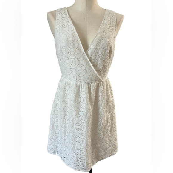 White Lace V Neck sleeveless dress - Picture 1 of 9